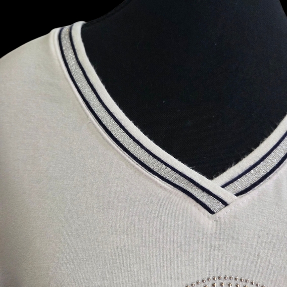 Frank Lyman Design White V-Neck Tee with Black Trim And Beaded Saying Size 8 - Picture 2 of 7